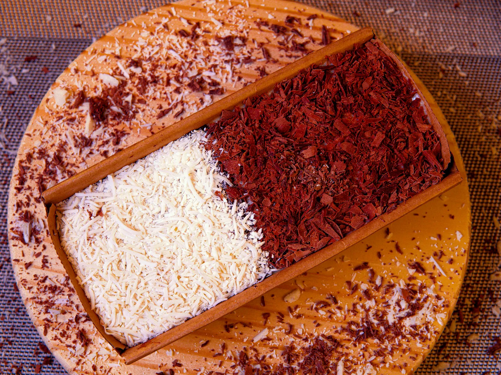 Caseirinho de Prestígio, metade coco e metade raspas de chocolate