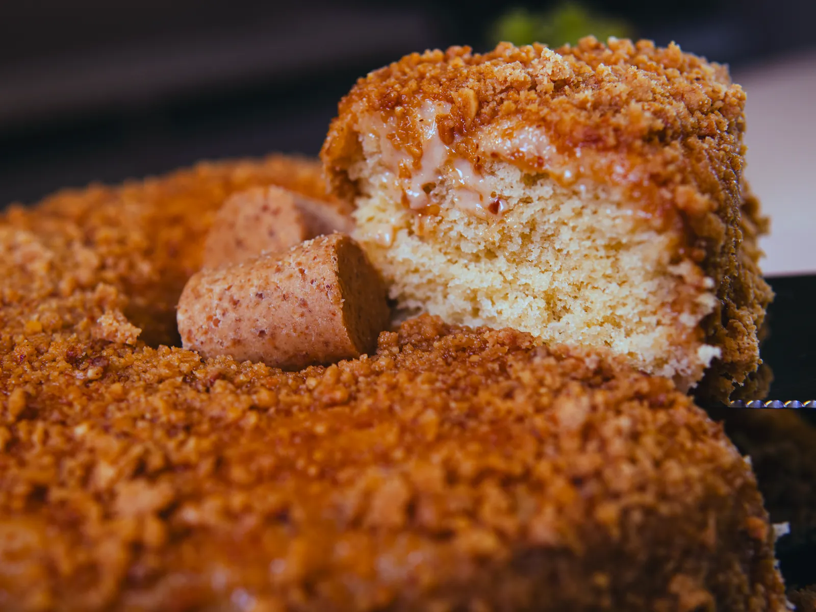 Bolo caseiro de paçoca coberto de paçoca esfarelada